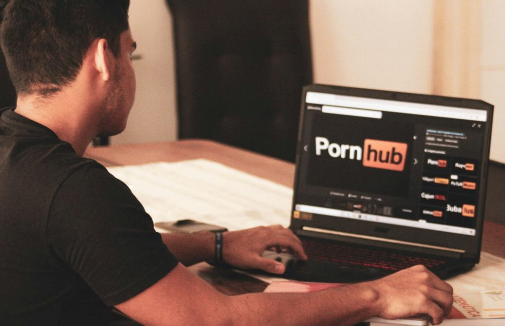 Reino Unido investiga Pornhub visando proteção a menores
