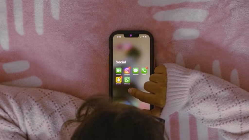 Grécia aprova proibição de redes sociais para menores de 15 anos