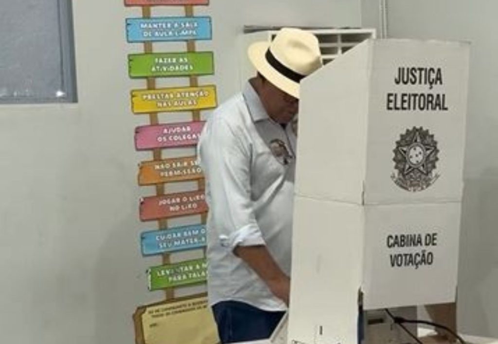 Ronaldo Dimas (Podemos) vota em Araguaína