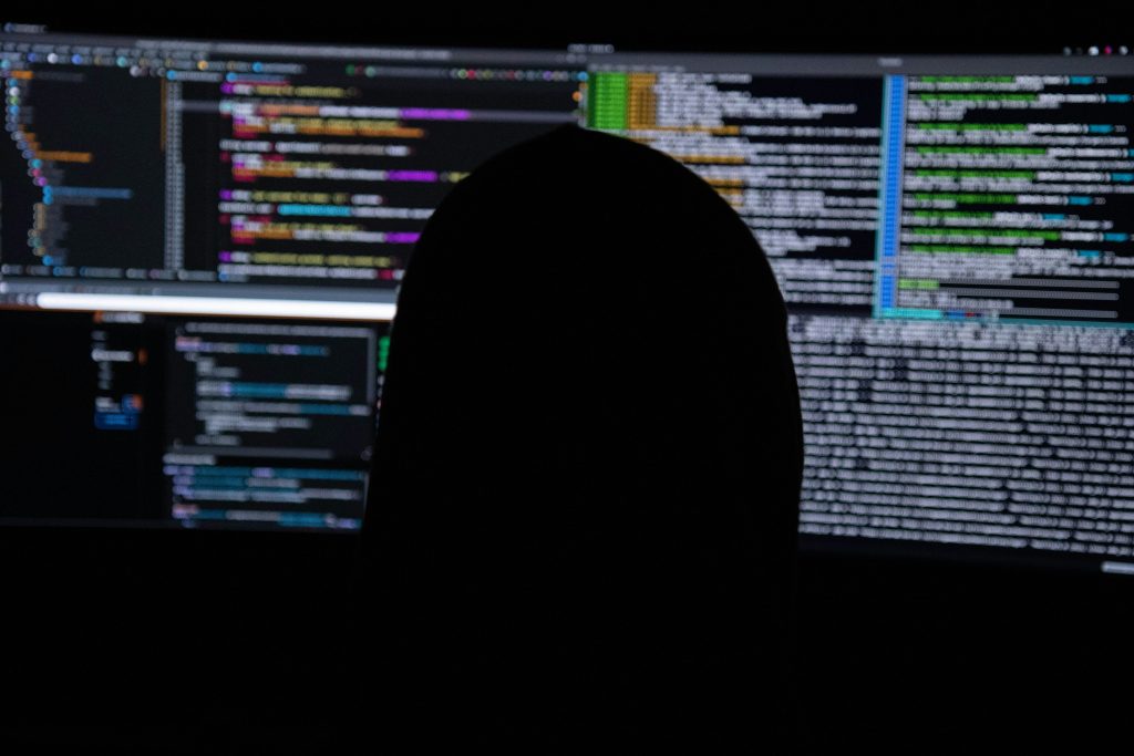 Polícia espanhola prende adolescente de 16 anos suspeito de liderar grupo de hackers em investigação na Europa